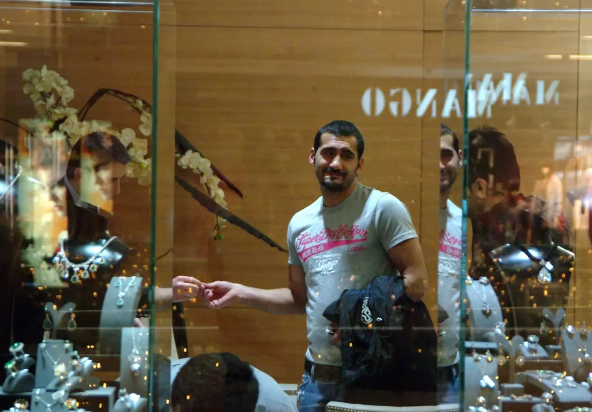 Ünlü Futbolcudan Eşine Sürpriz...