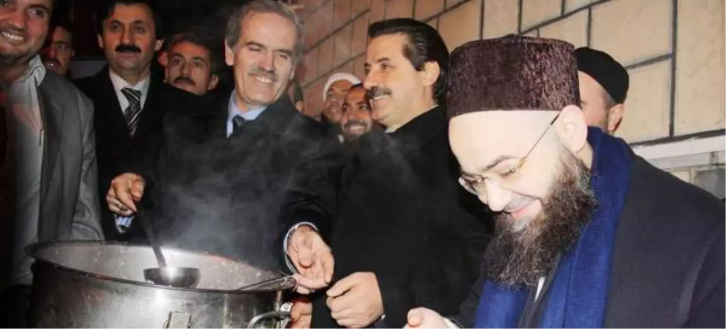 Bakan Ve Başkan Cübbeli\'nin Vaazını Dinleyip, Aşure Dağıttılar