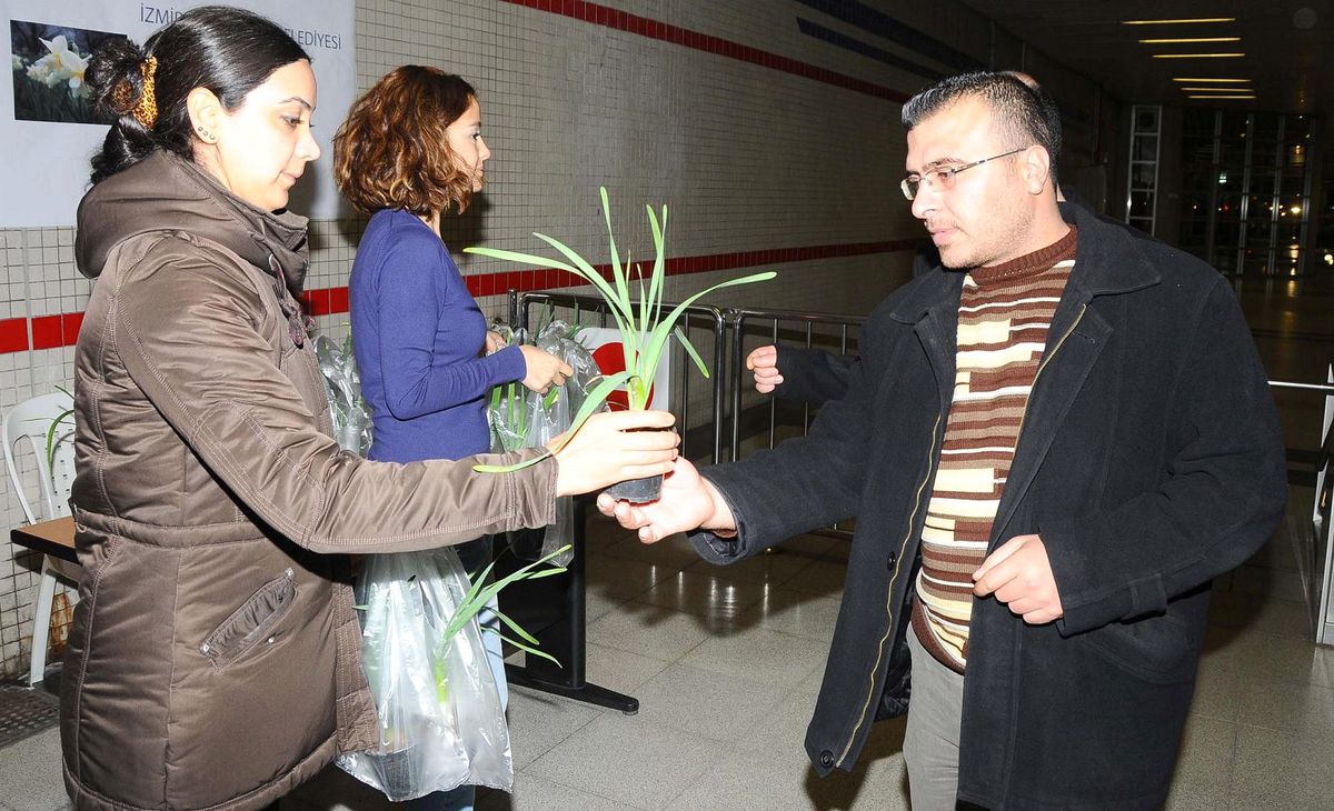 İzmir’de Metro Yolcularına 4 Bin Nergis Dağıtıldı
