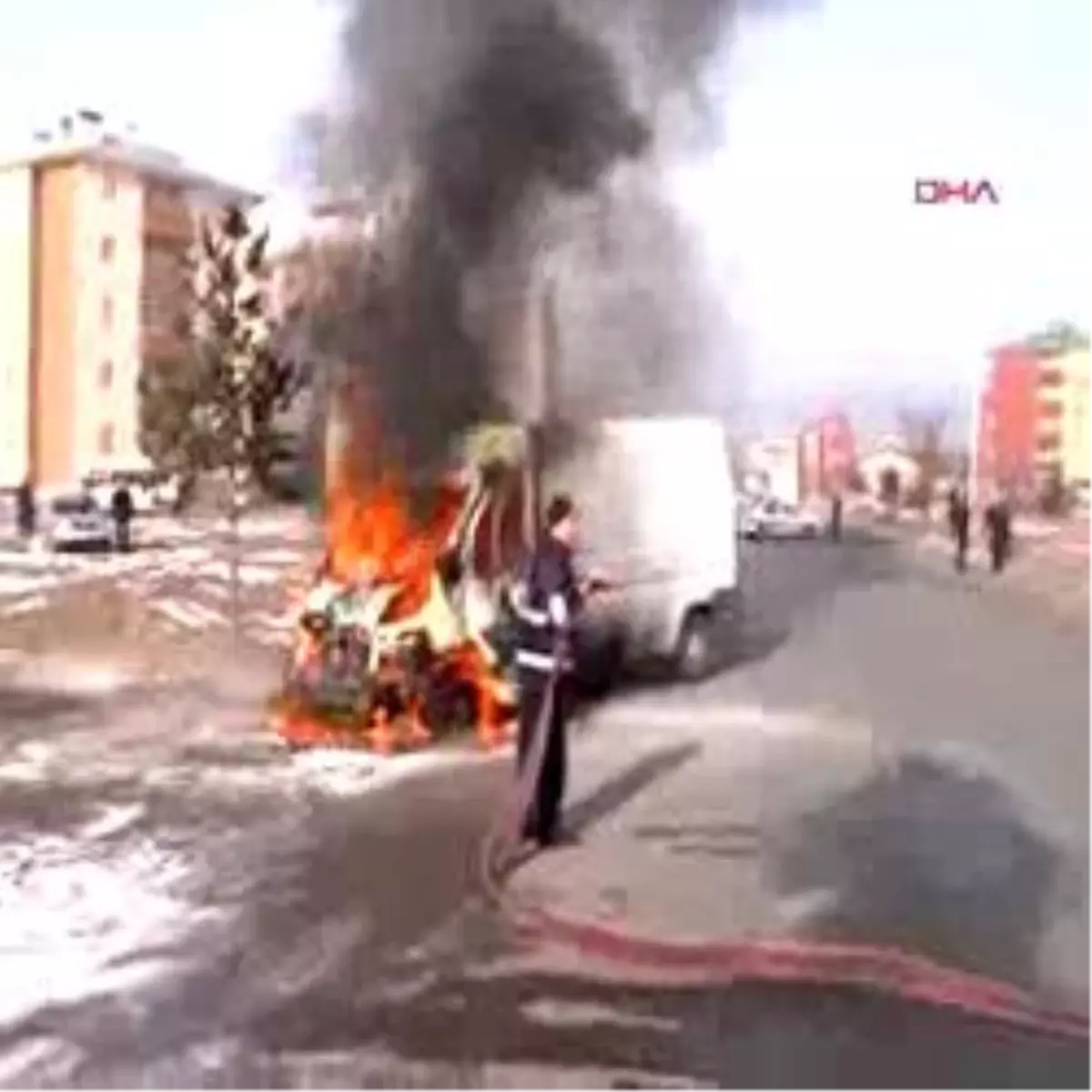 Soğukta İtfaiyenin Hortumu Donunca Minibüs Yandı