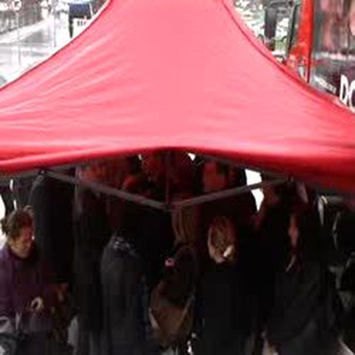 Protokol Tente, Öğrenciler Şemsiye Altında