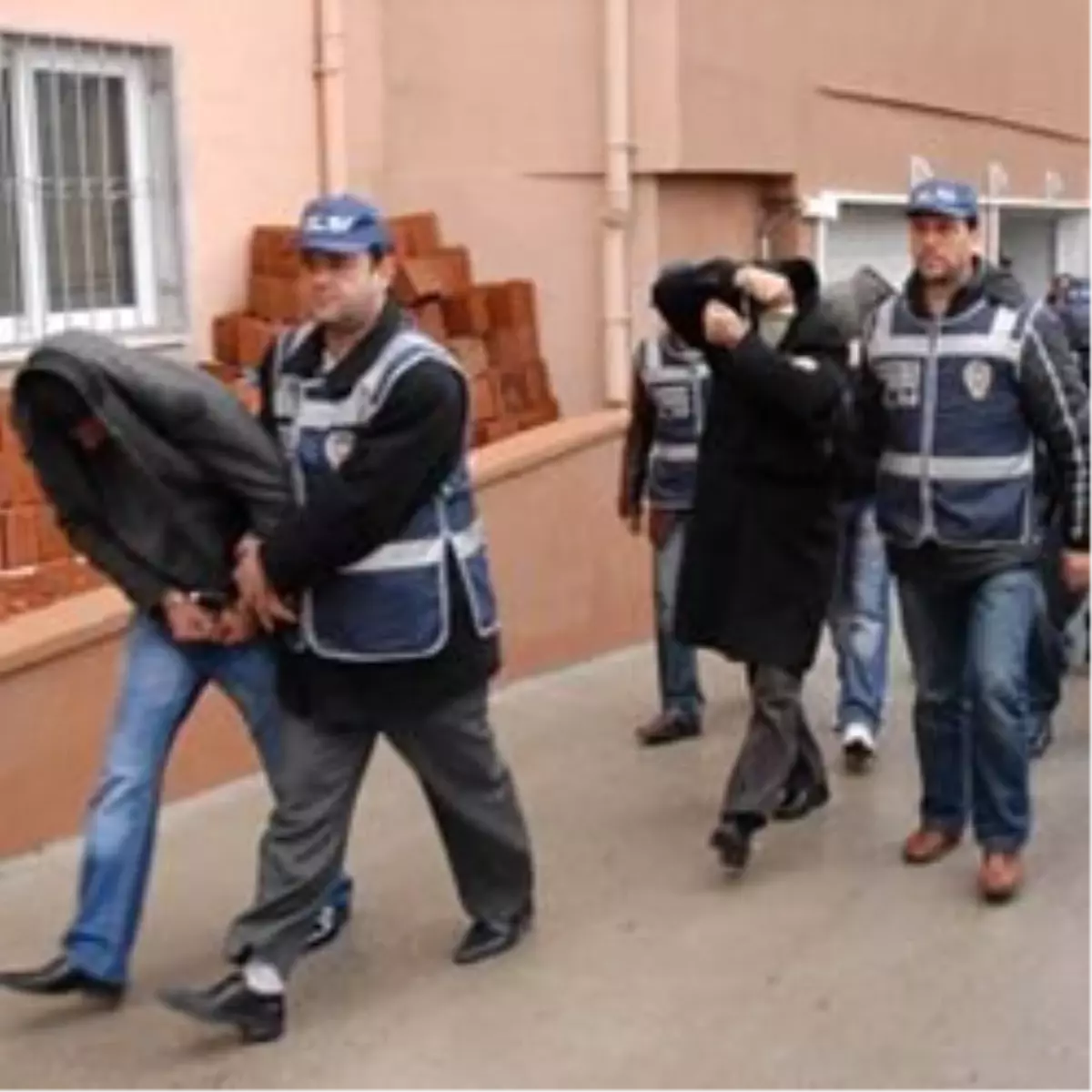 İzmit\'te Polisleri Bıçaklayan Zanlılar Mahkemeye Sevk Edildi