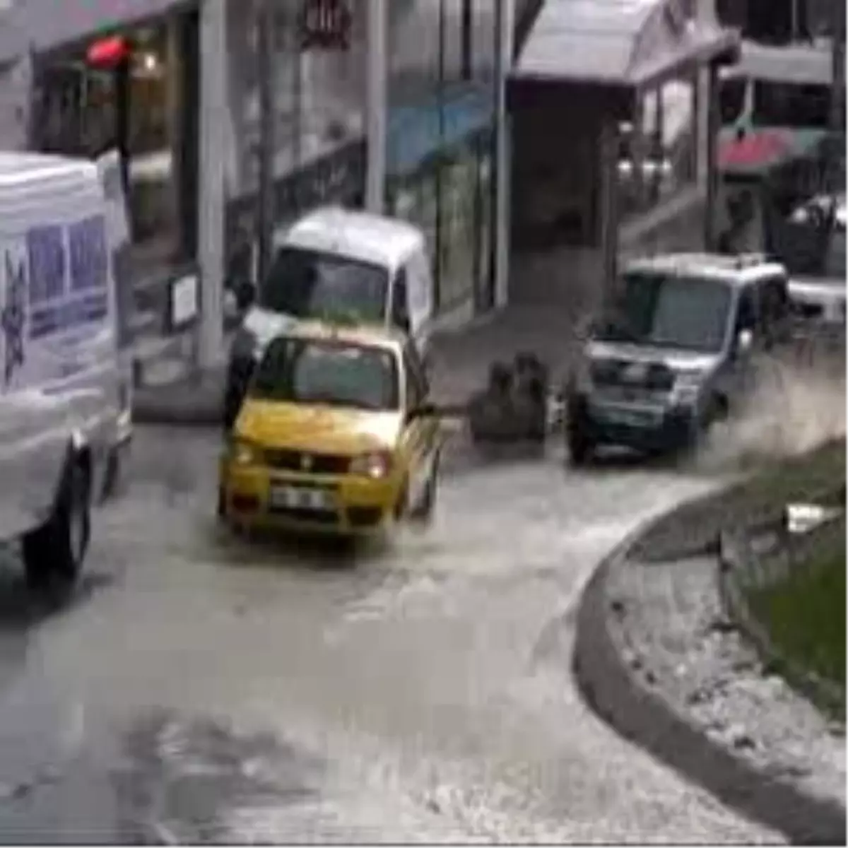 Patlayan Su Borusu Yüzünden Liseyi Su Bastı