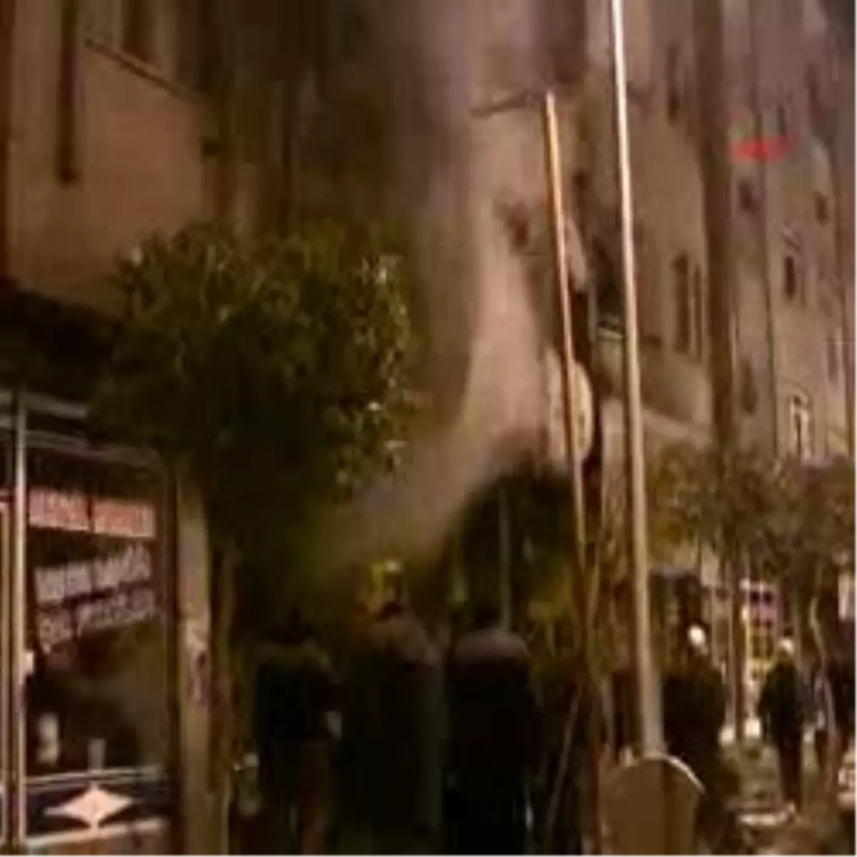 Mağazada Çıkan Yangın Paniğe Neden Oldu