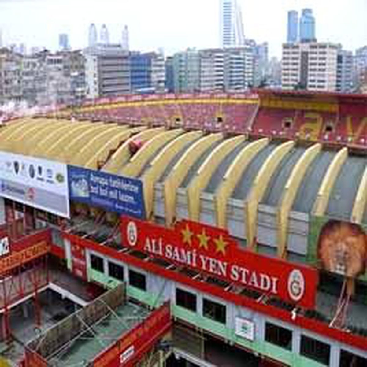 Ali Sami Yen'e Veda Şarkısını Adnan Polat Tanıttı