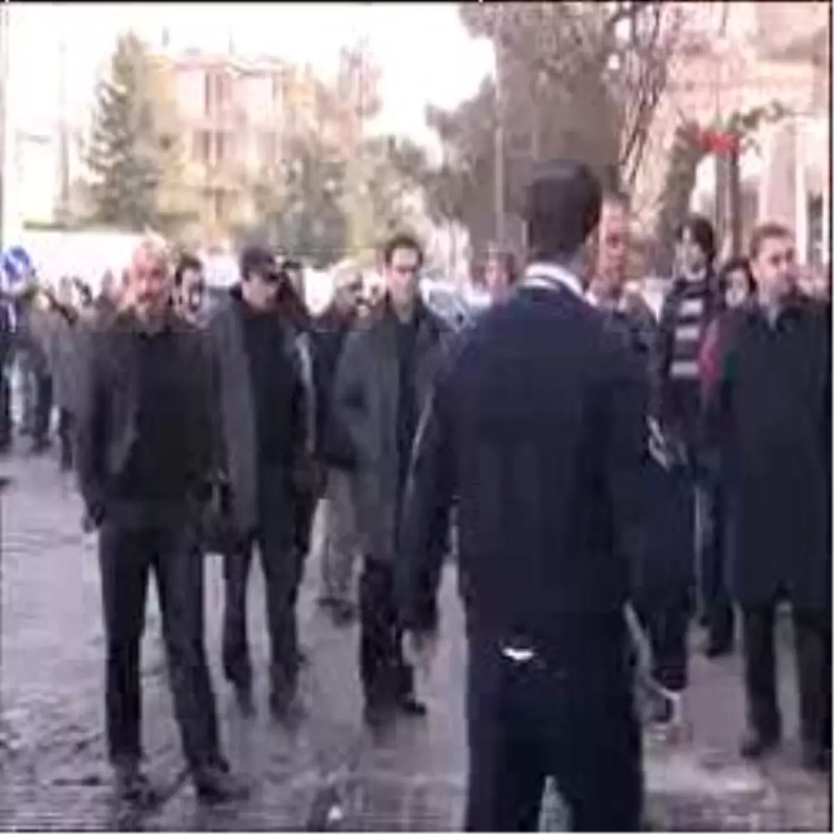 Kıvırcık Ali\'nin Sanatçı Dostları Şokta