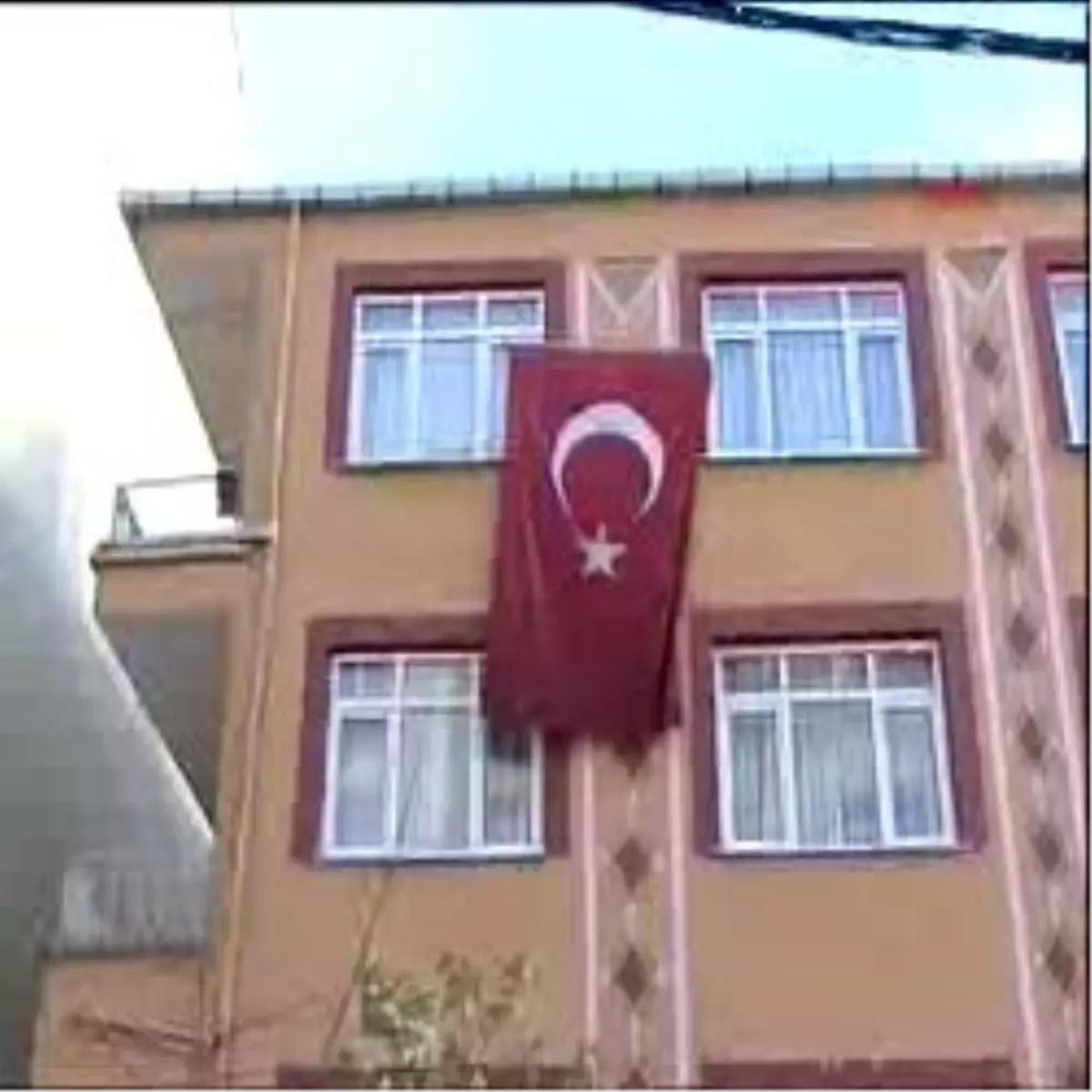 Şehit Üsteğmenin İstanbul\'daki Evinde Yas