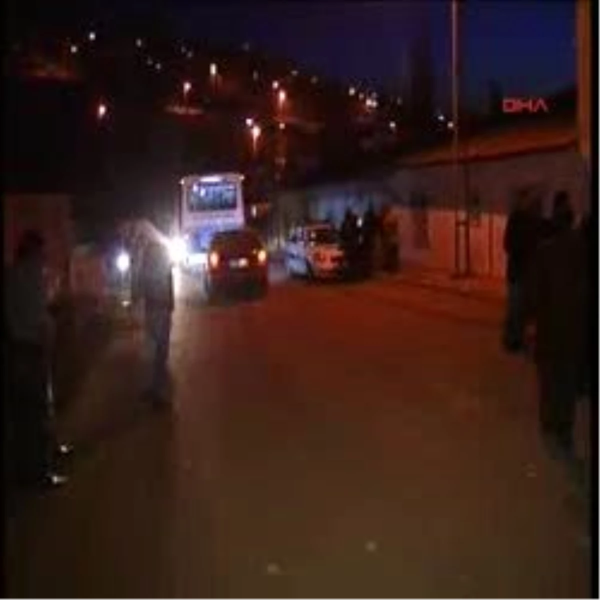 Erzurum Otomobil Kepenkleri Kapalı İşyerine Çarptı