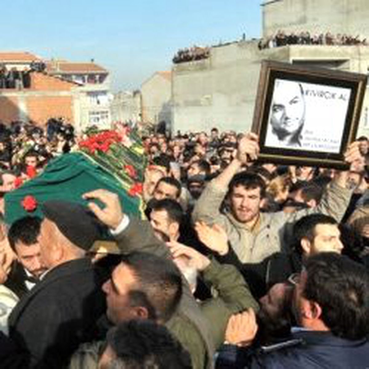 \'Kıvırcık Ali\'nin Cenazesi Toprağa Verildi