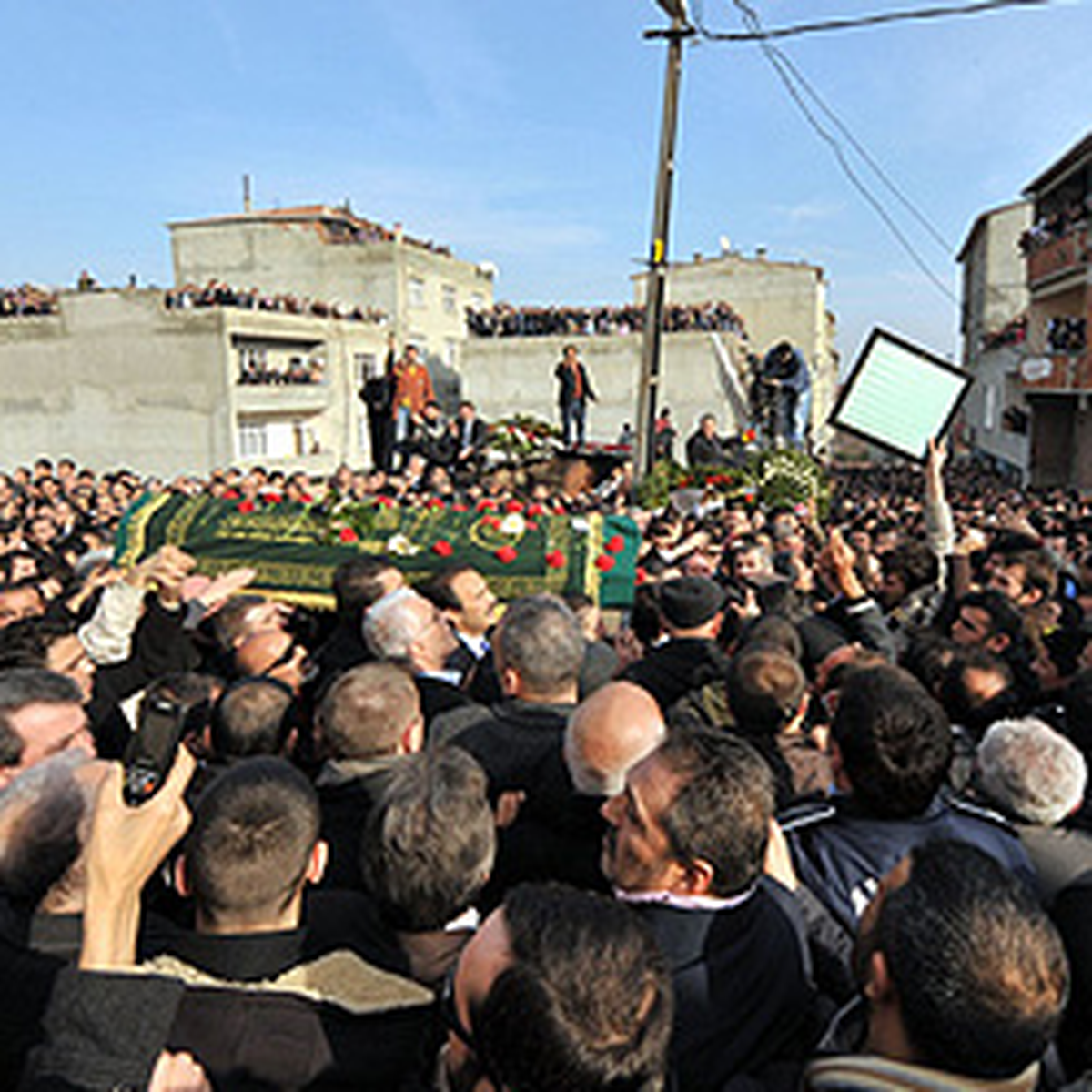 'Kıvırcık Ali'yi Binlerce Kişi Uğurladı