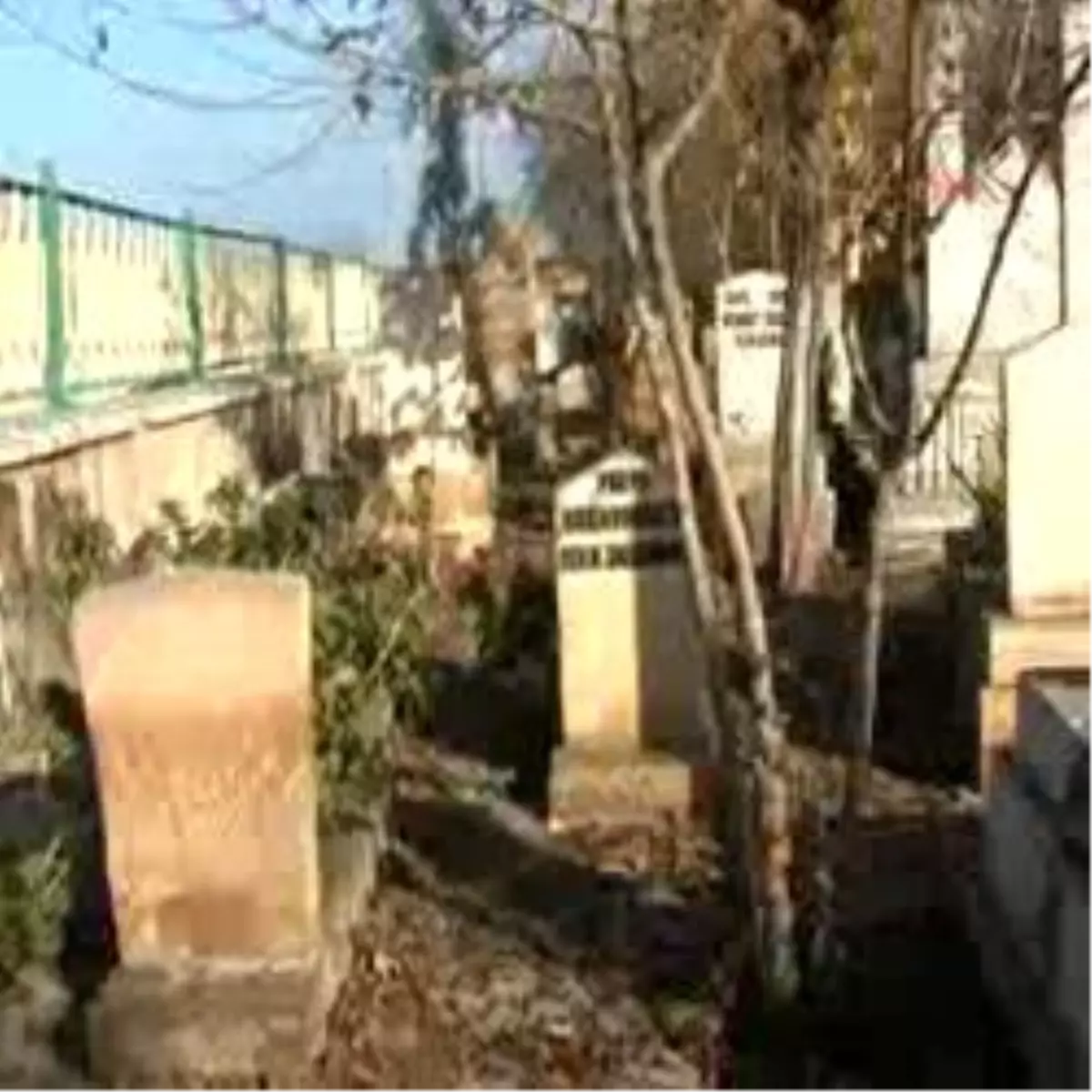 Şanlıurfa\'da Yol Genişletme İçin 105 Mezar Taşındı, Vatandaşlar Tepki Gösterdi