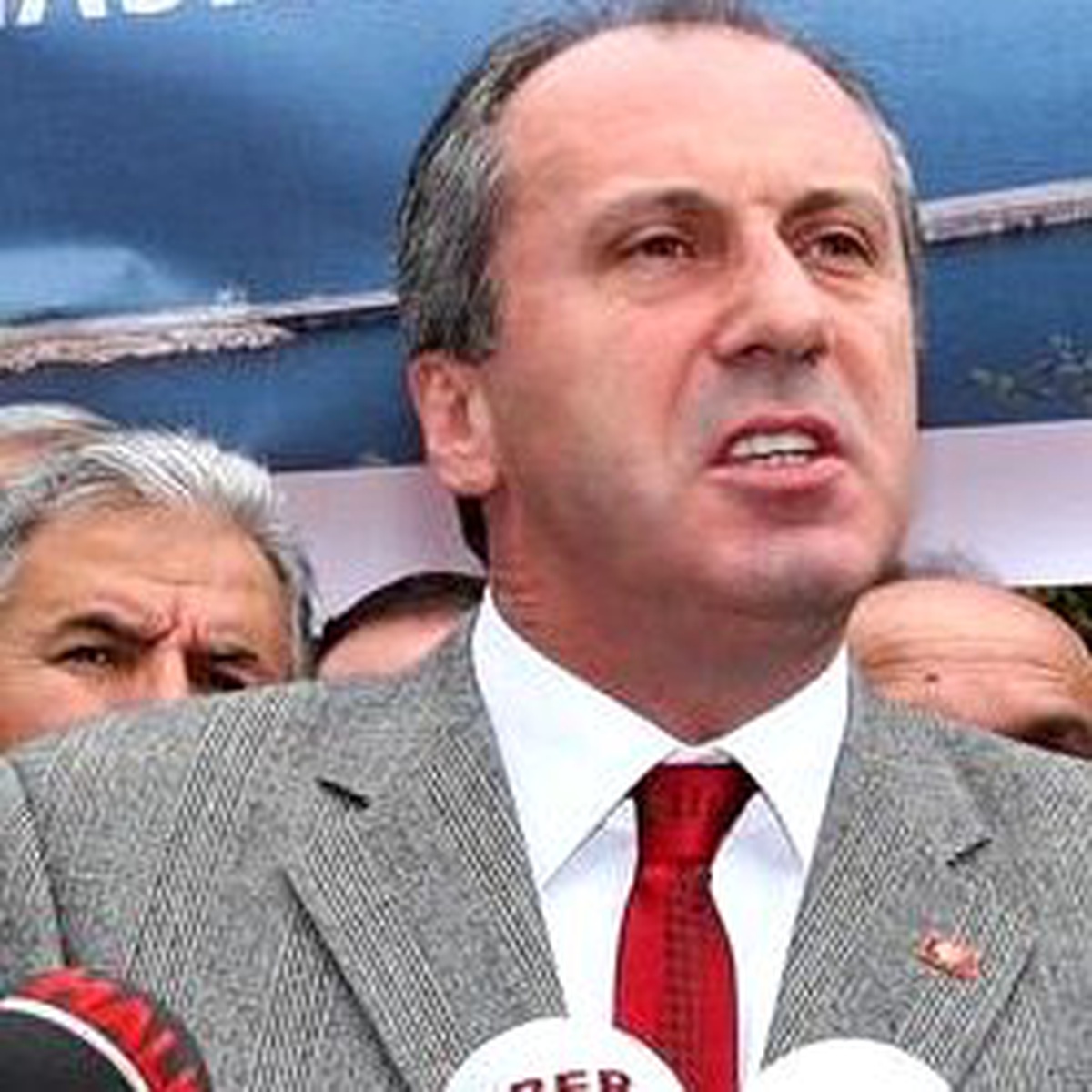 'Şapkayı Reddediyor Takkeyi Takardı'