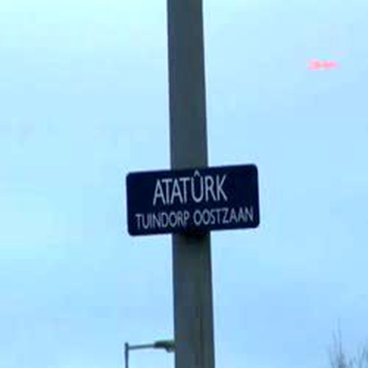 Atatürk Anıtından Yazı Çalındı