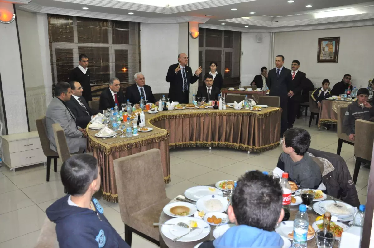 Milletvekili Yılmaz Helvacıoğlu, Yurt Öğrencilerine Yemek Verdi