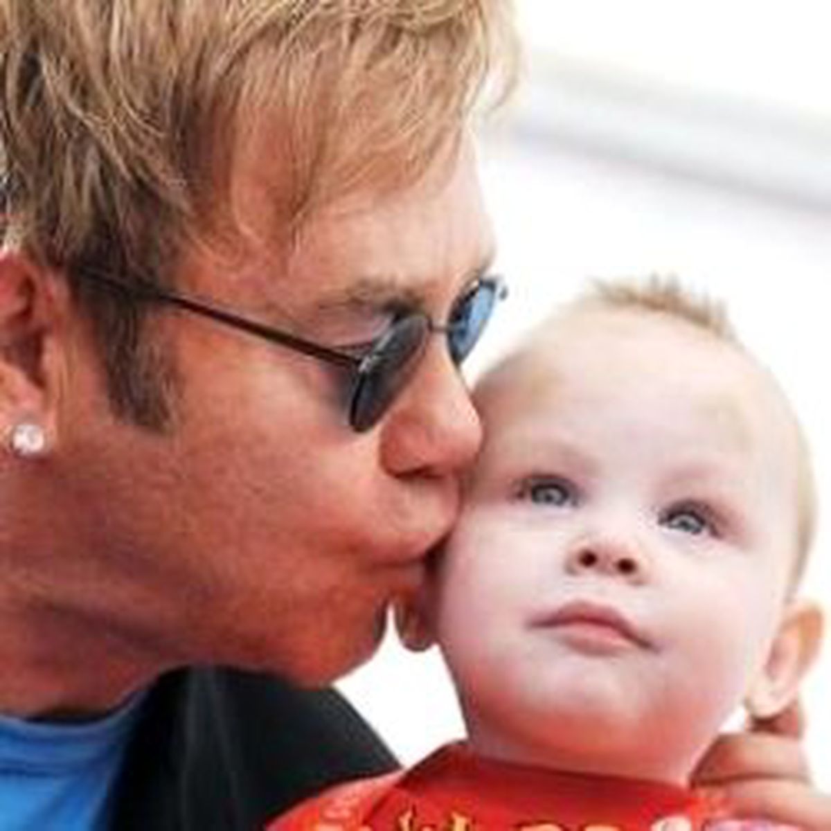 Elton John'dan Bebeği İle İlk Poz