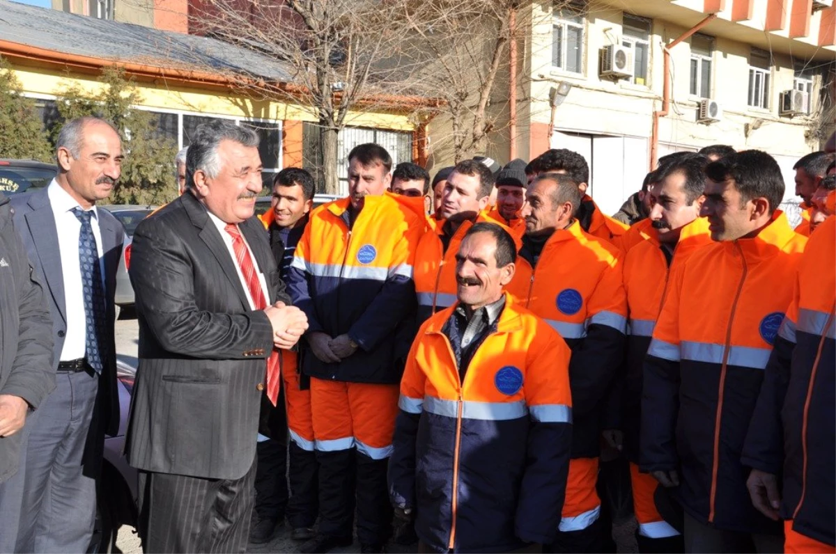 Siirt Belediyesinde Temizlik İşçilerine Kışlık Elbise Dağıtıldı
