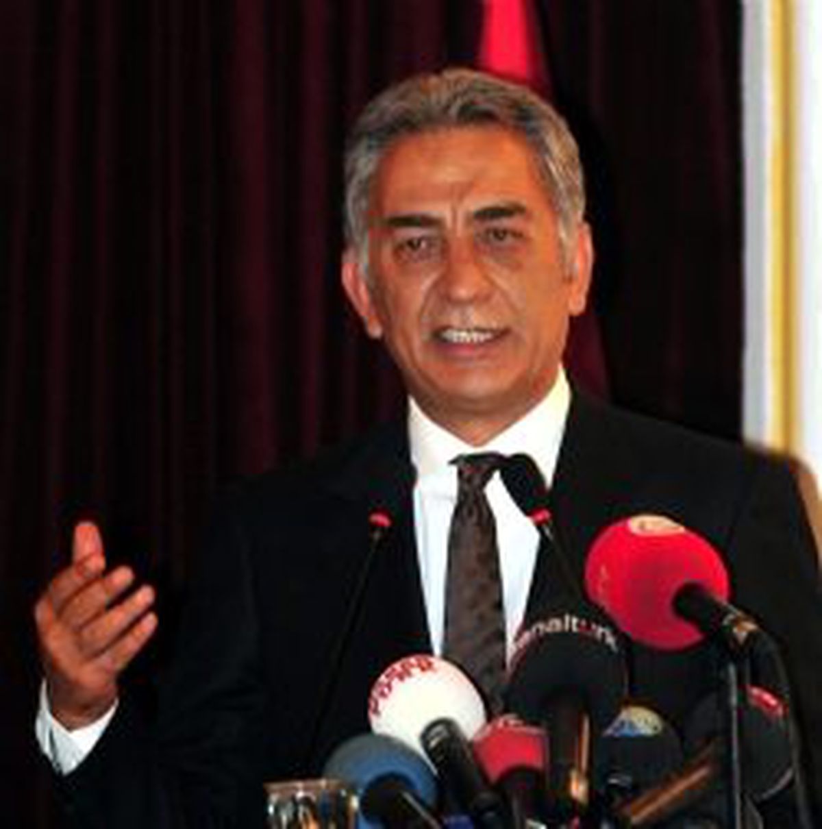 3 Yöneticiyi İstifaya Davet Etti
