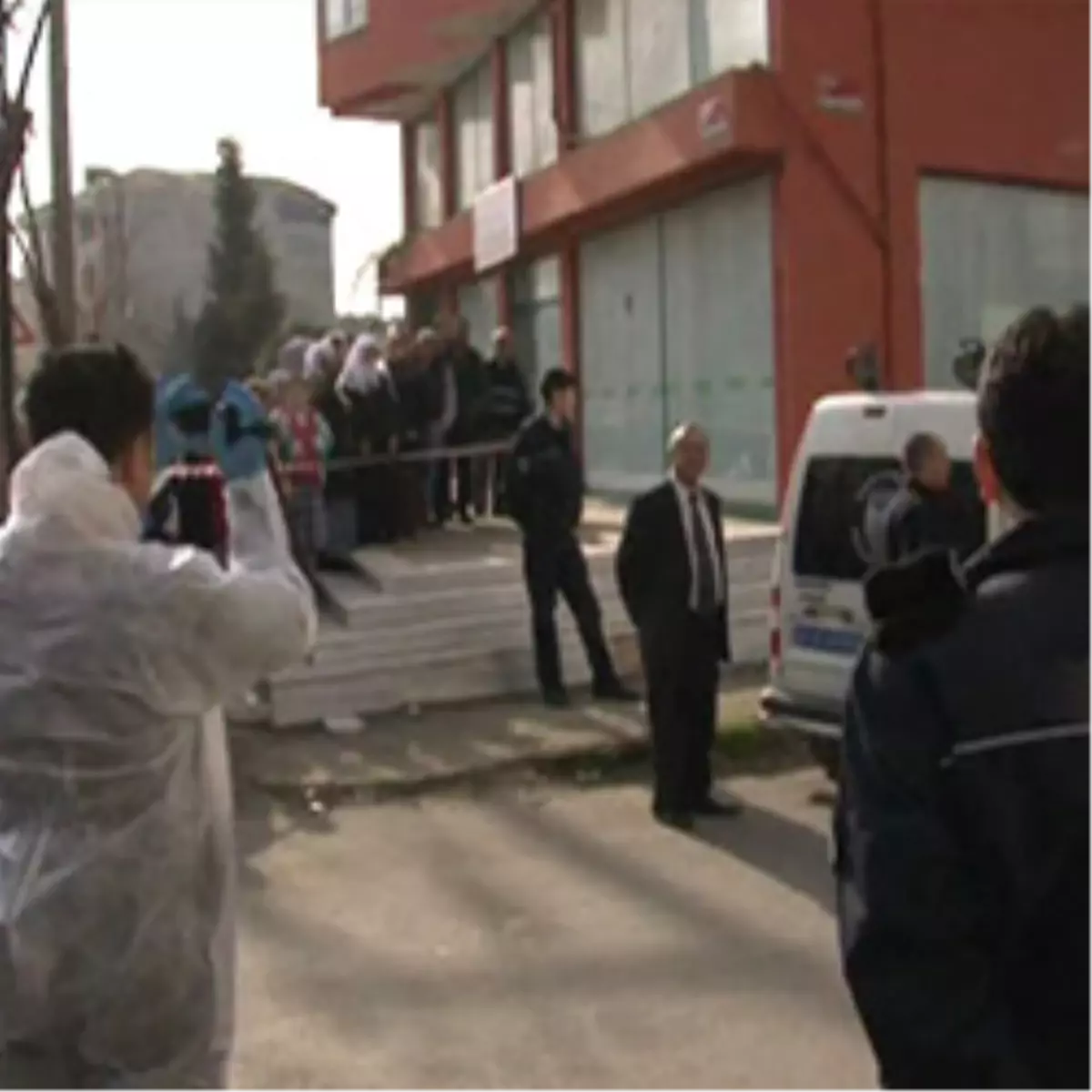 Peş Peşe İntihar Ettiler