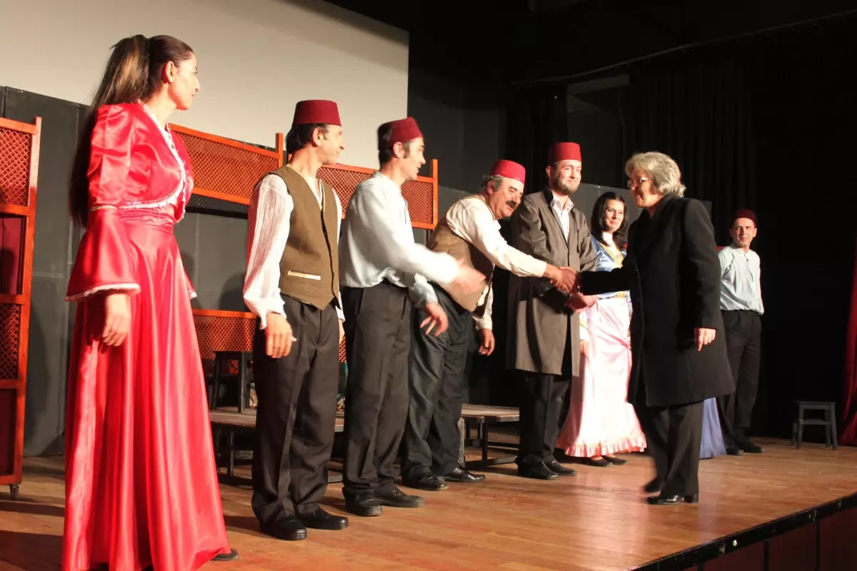 İki Kalas Bir Heves Adlı Oyun Sergilendi.