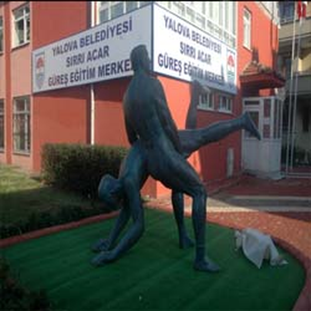 Efsane Güreşçi'nin Heykeli Yapıldı