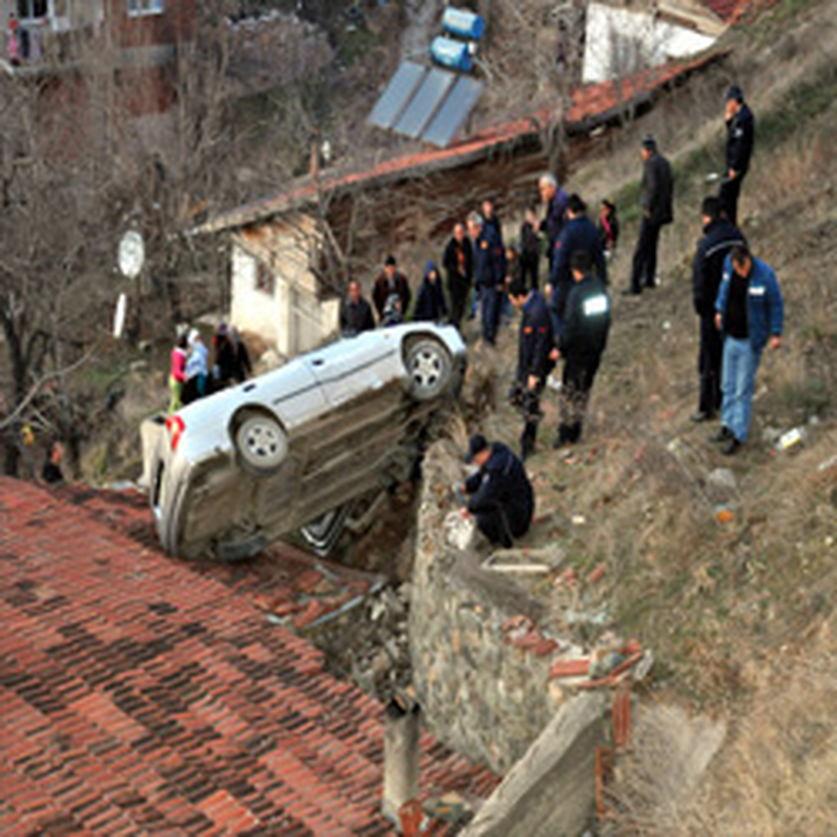 Üzerine Araç Düşen Ev!