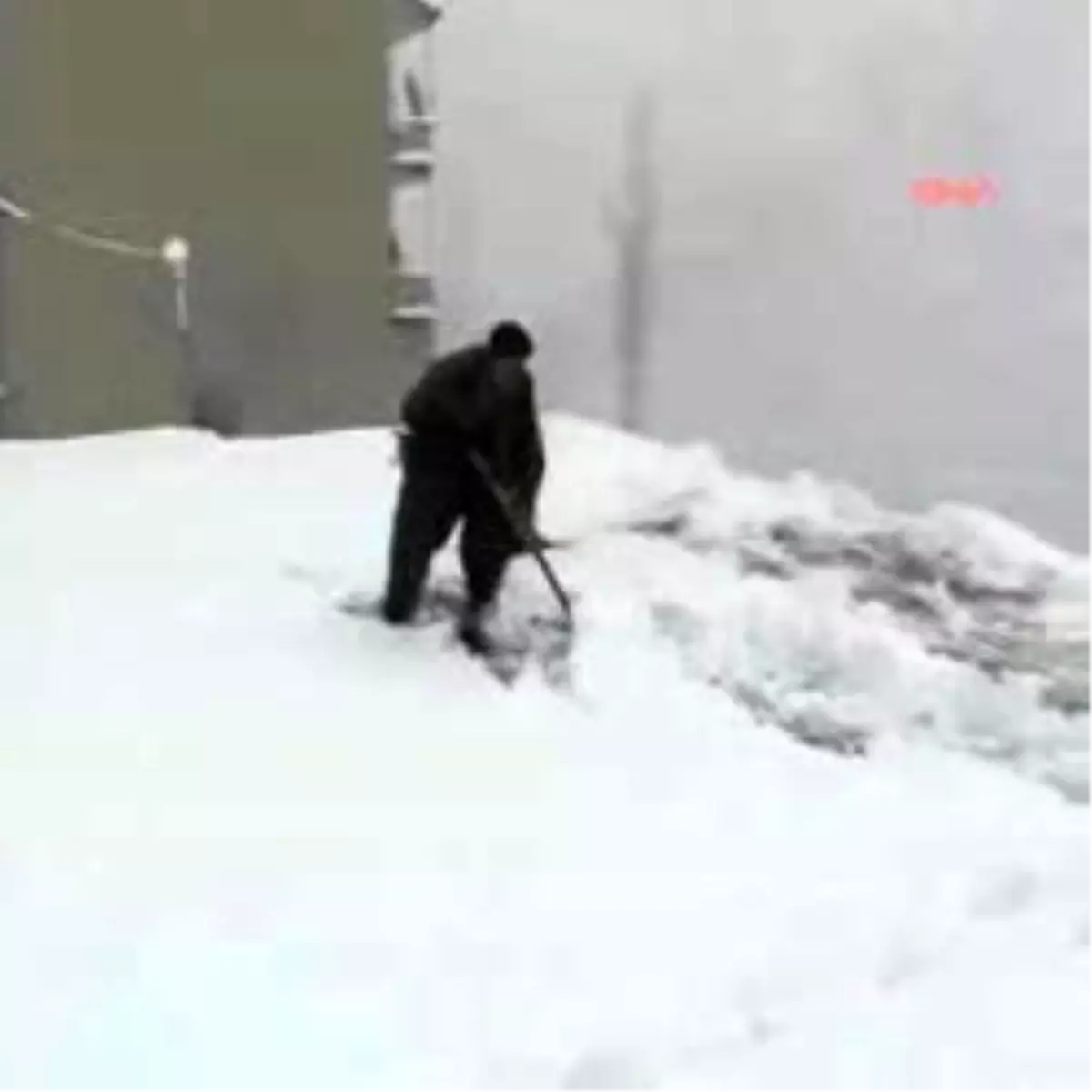 Beytüşşebap\'ta Kar Yolları Kapadı
İlçe Merkezinde Kar 40 Santimetreye Ulaştı