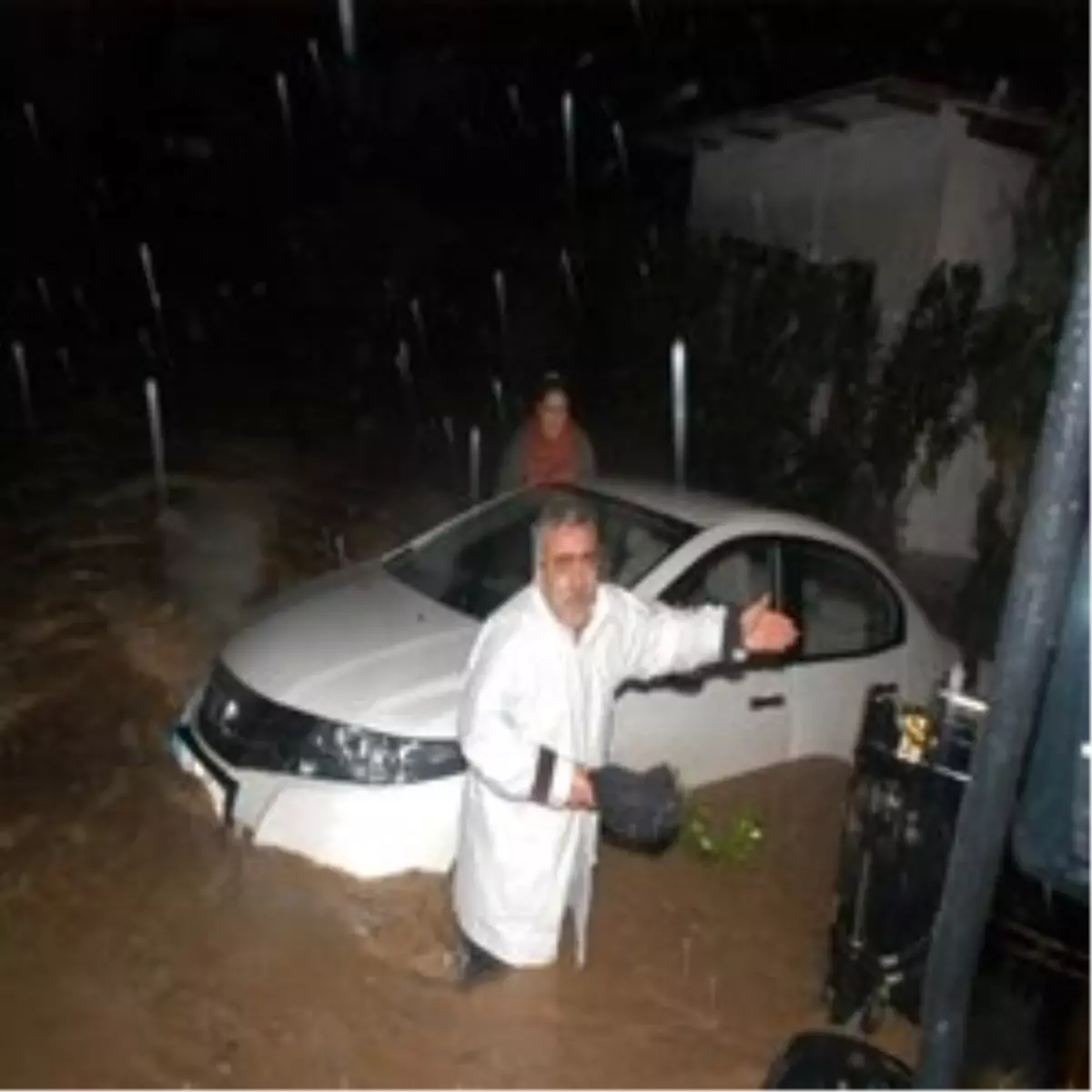 Bodrum\'daki Sel: Sel Sularına Kapılan Otomobil Dere Yatağında Bulundu