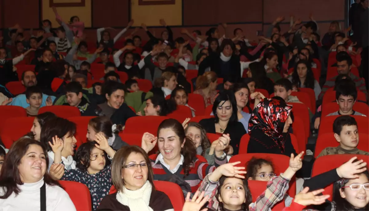Karnelerini Alan Ataşehirli Çocuklar Tiyatroya Koştu