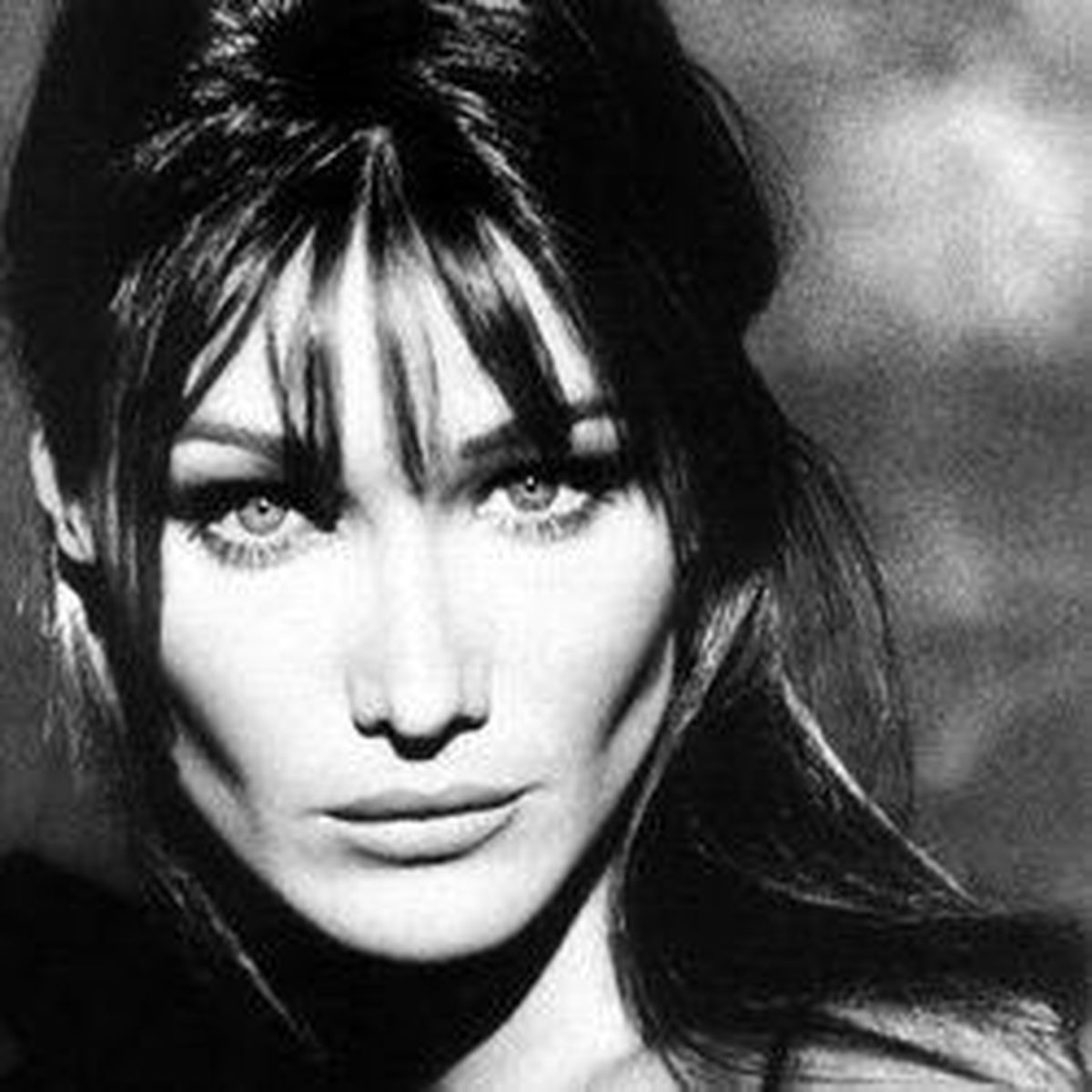 Fransa'nın Fırst Lady'si Carla Brunı 'Solcu' Olmaktan Vazgeçtiğini Açıkladı