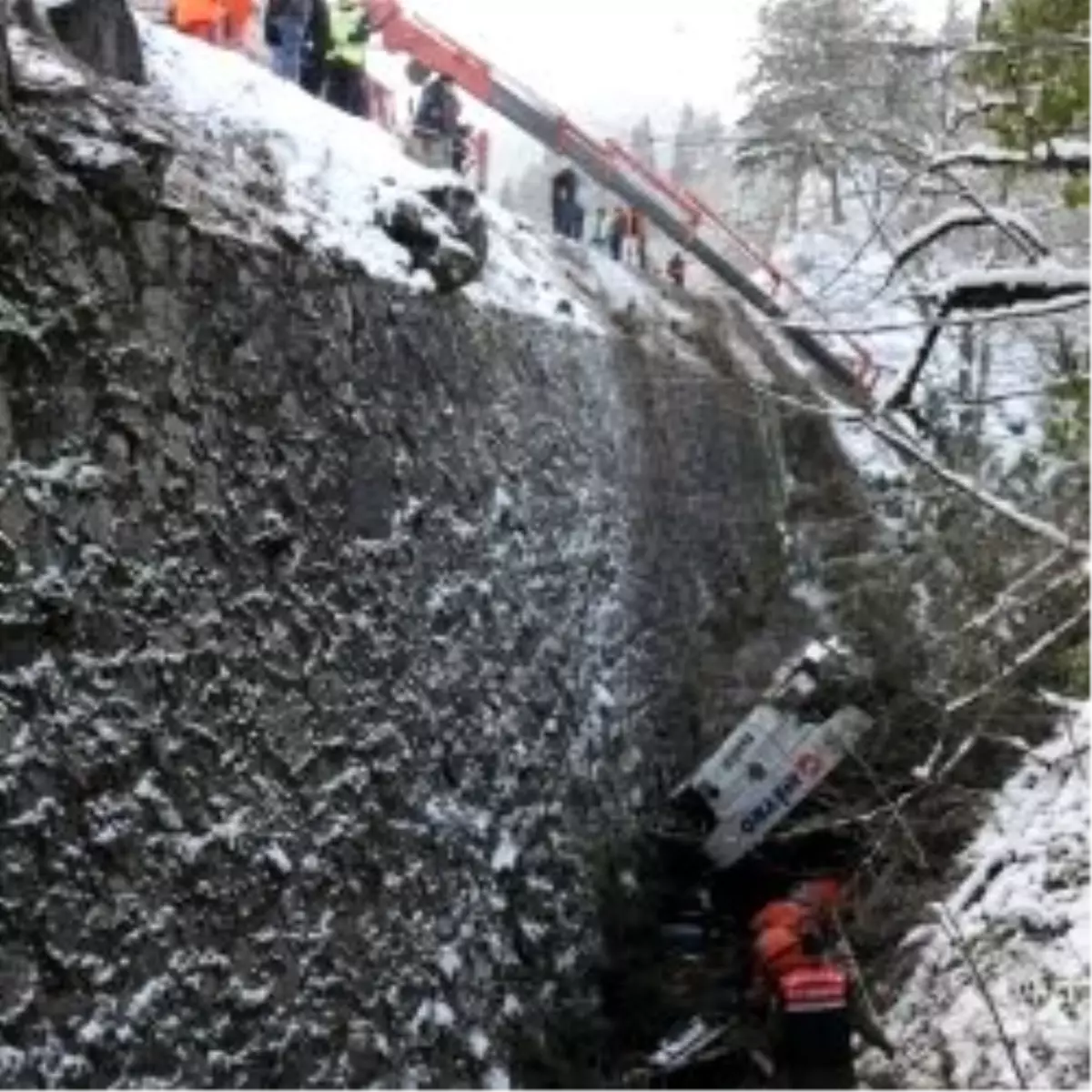 Yolcu Otobüsünün Dereye Yuvarlandı