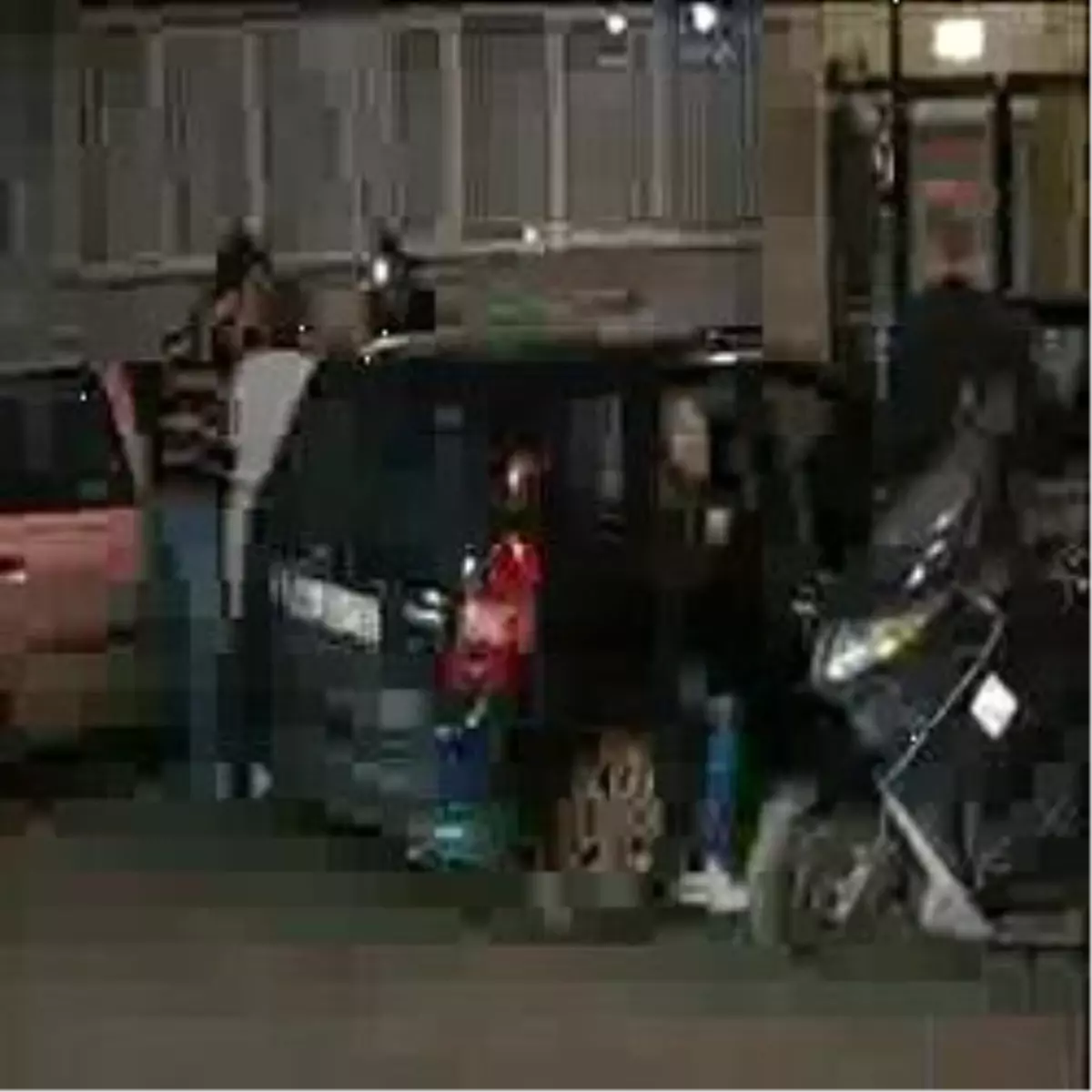 Foster\'ın Annesi Kızının Evine Geldi