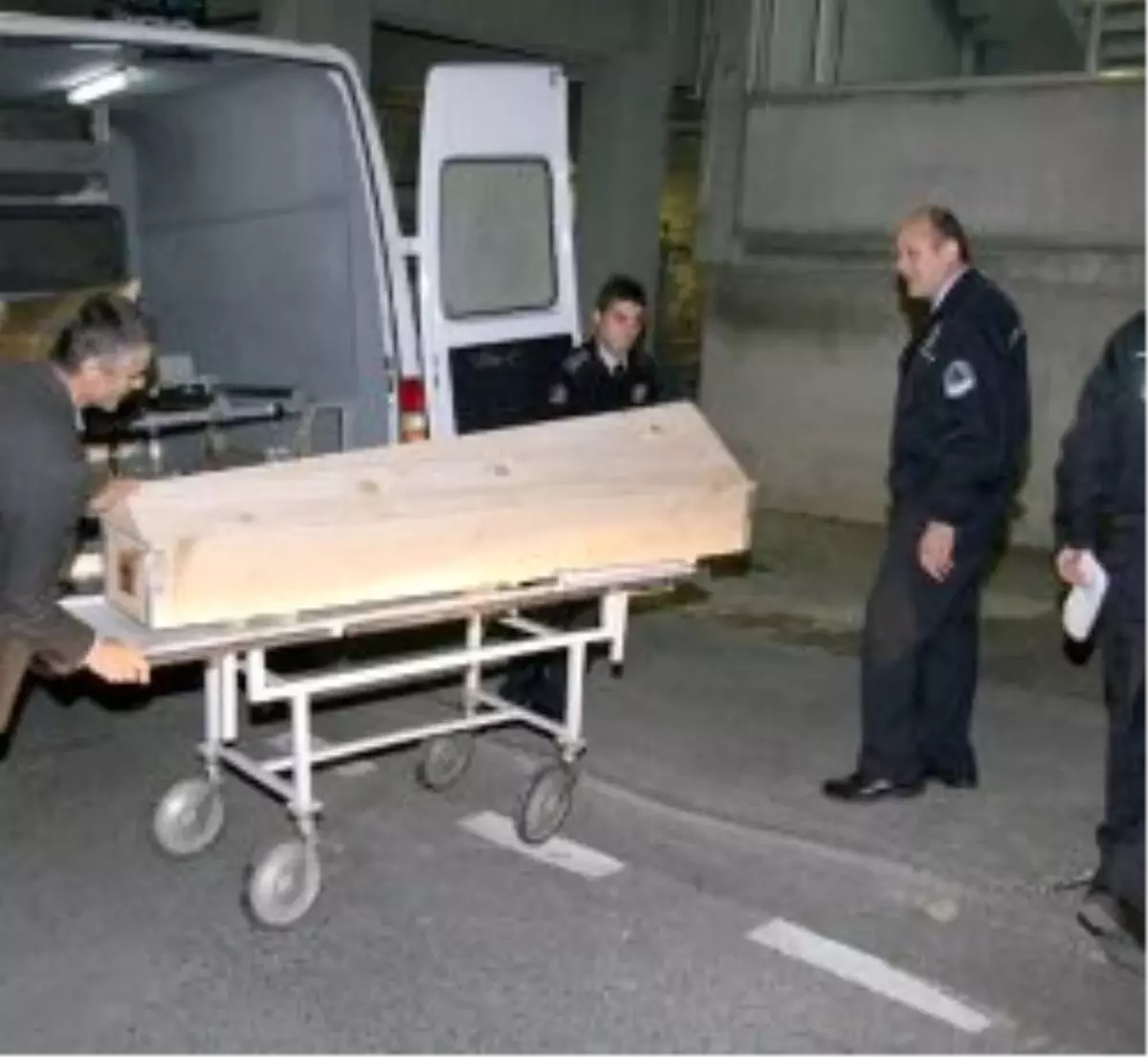 Otomobil Porsuk Çayı\'na Uçtu: 1 Ölü, 3 Yaralı