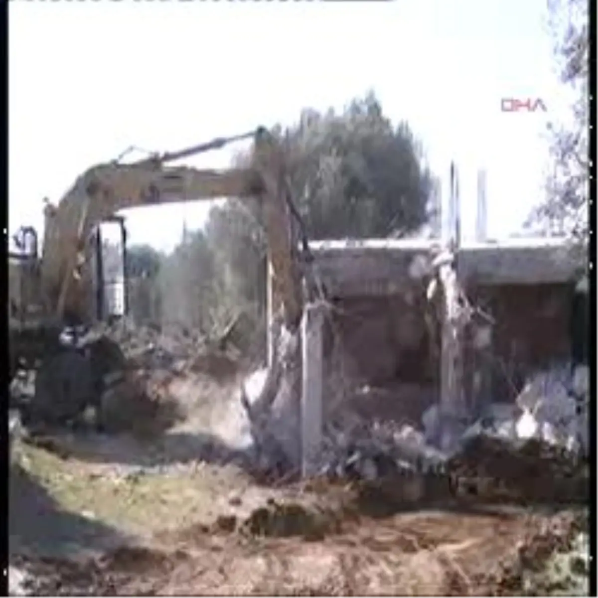 İzmir\'de Askeri Bölgede Kalan Evler Yıkıldı