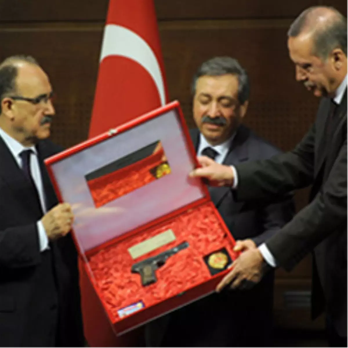 Başbakan'a Tuğralı Tabanca