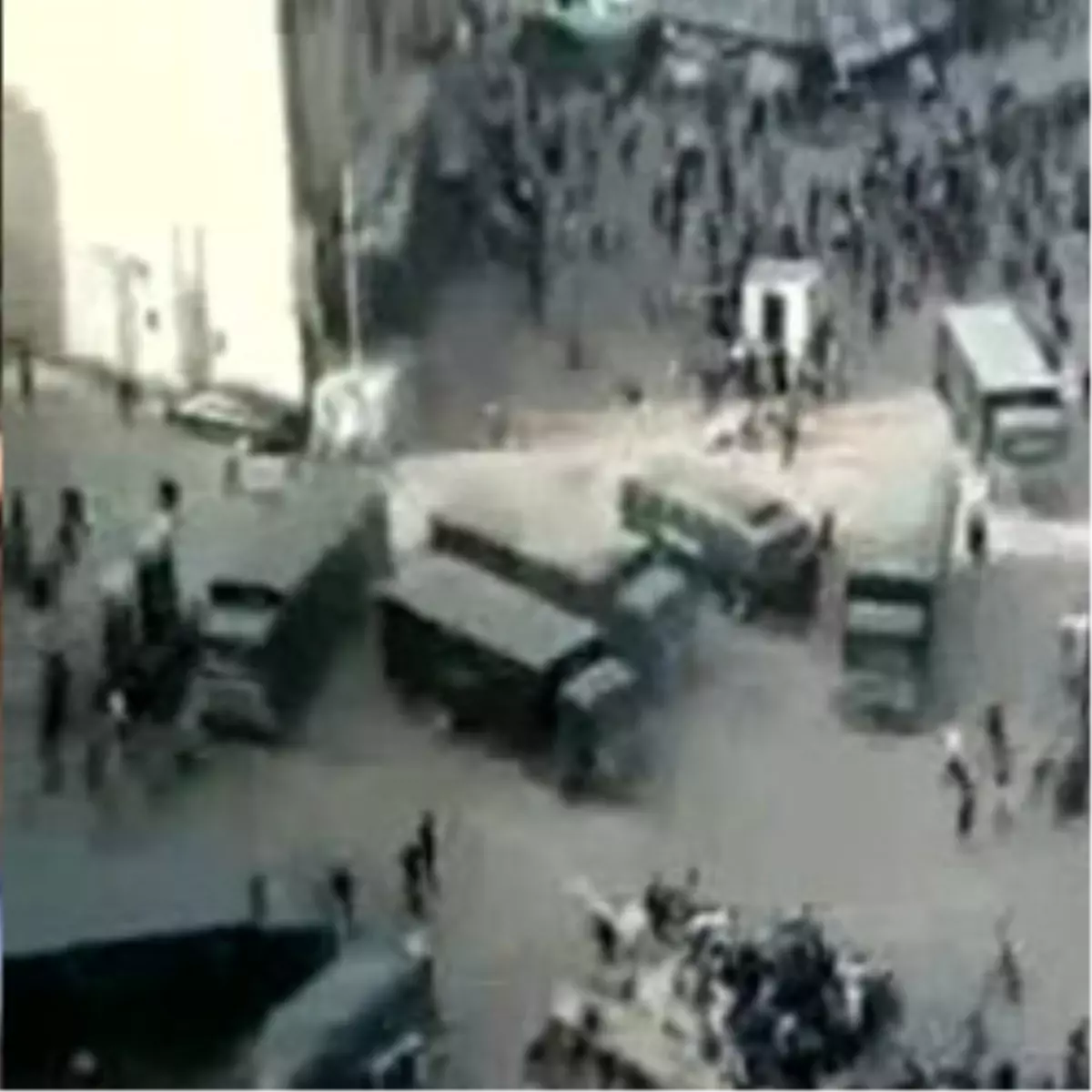 Göstericiler Aracı Böyle Devirdi