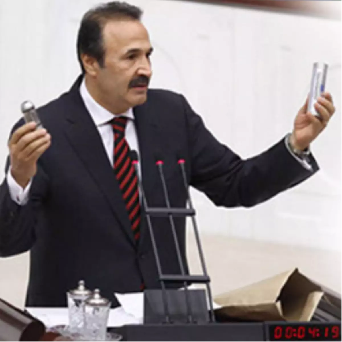 Meclis Kürsüsünde Bomba