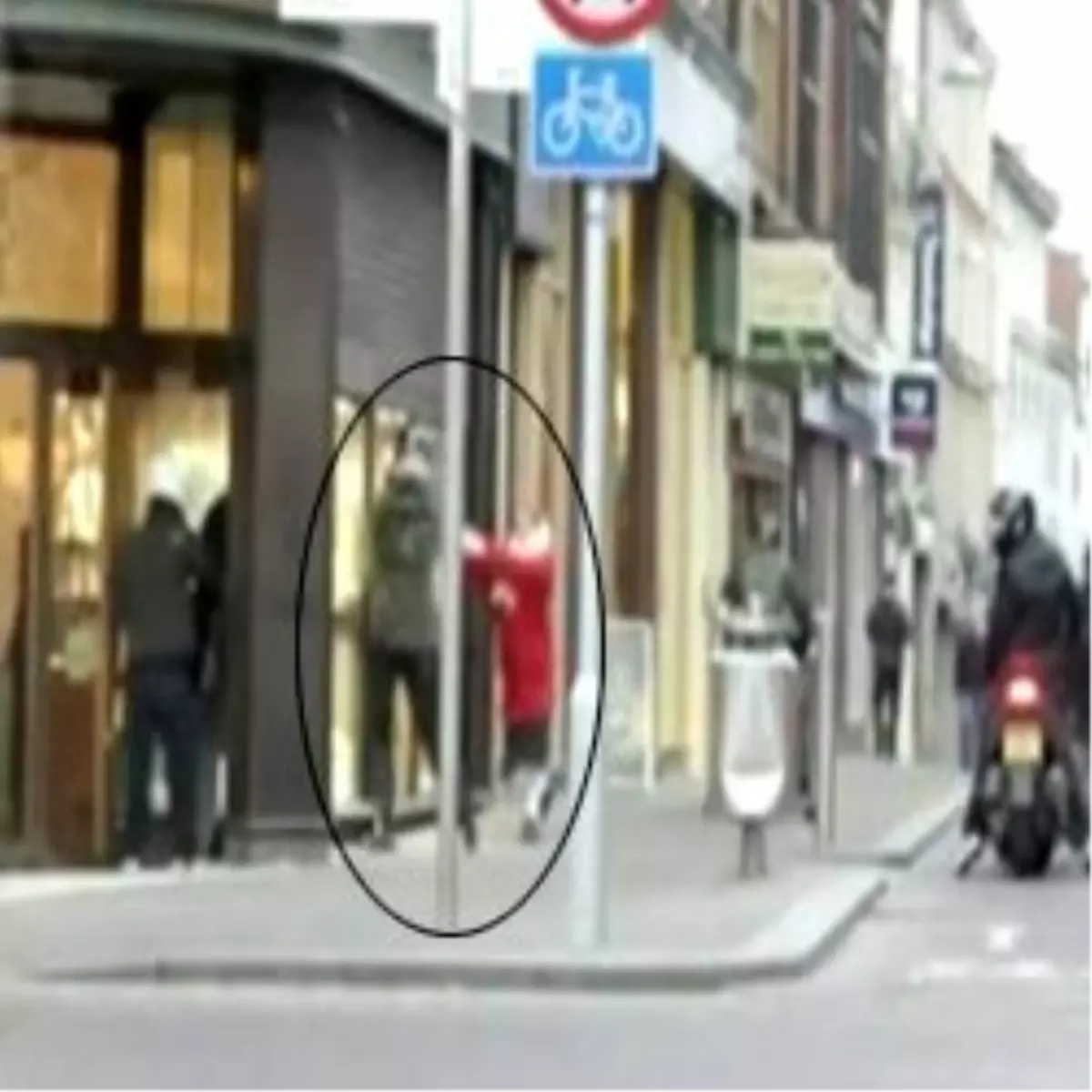 Soygunu El Çantasıyla Önledi