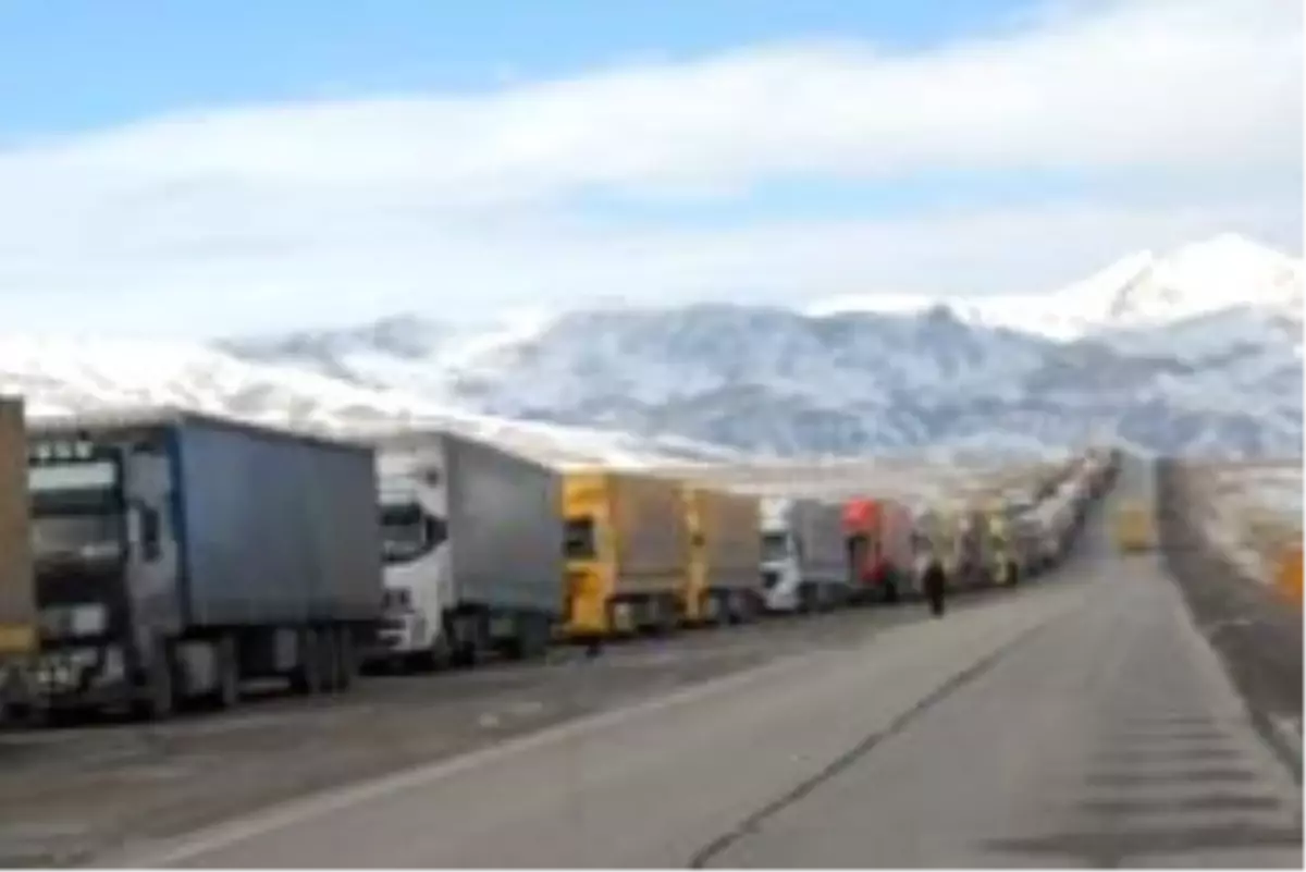 TIR Üzerindeki Kar Patladı