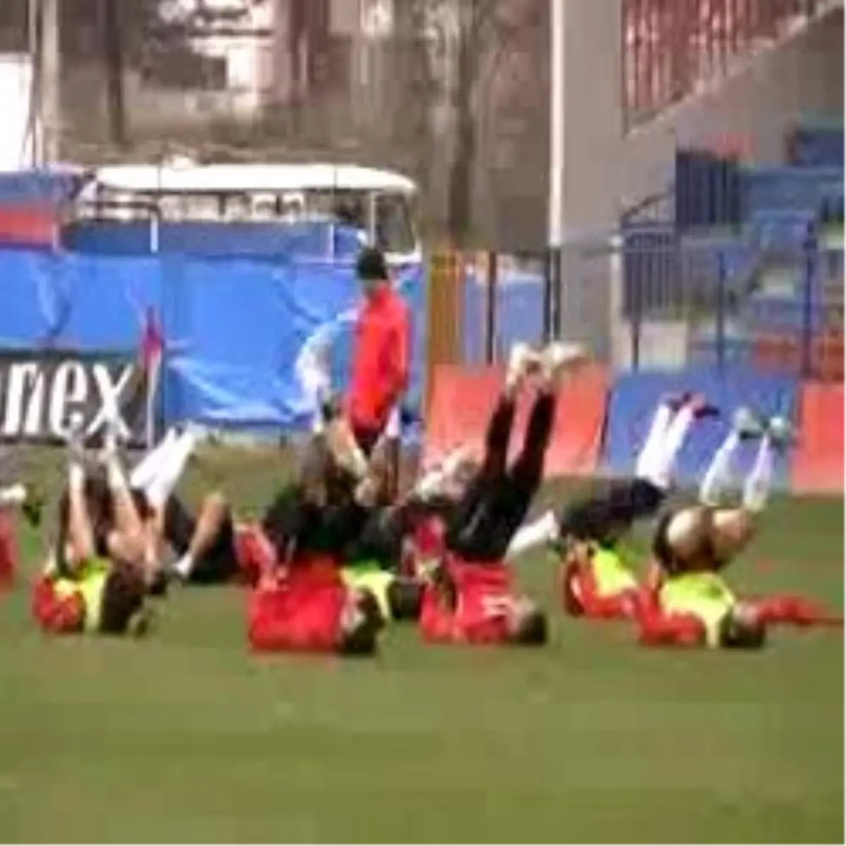 Bayan Futbolculardan Karabüksporlu Futbolculara Baklava İkramı