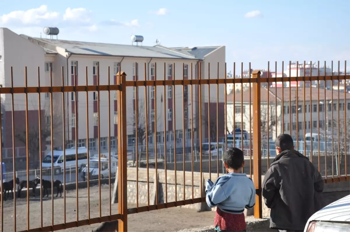 Çocukların Güvenliği İçin 100 Metrelik Demir Korkuluk