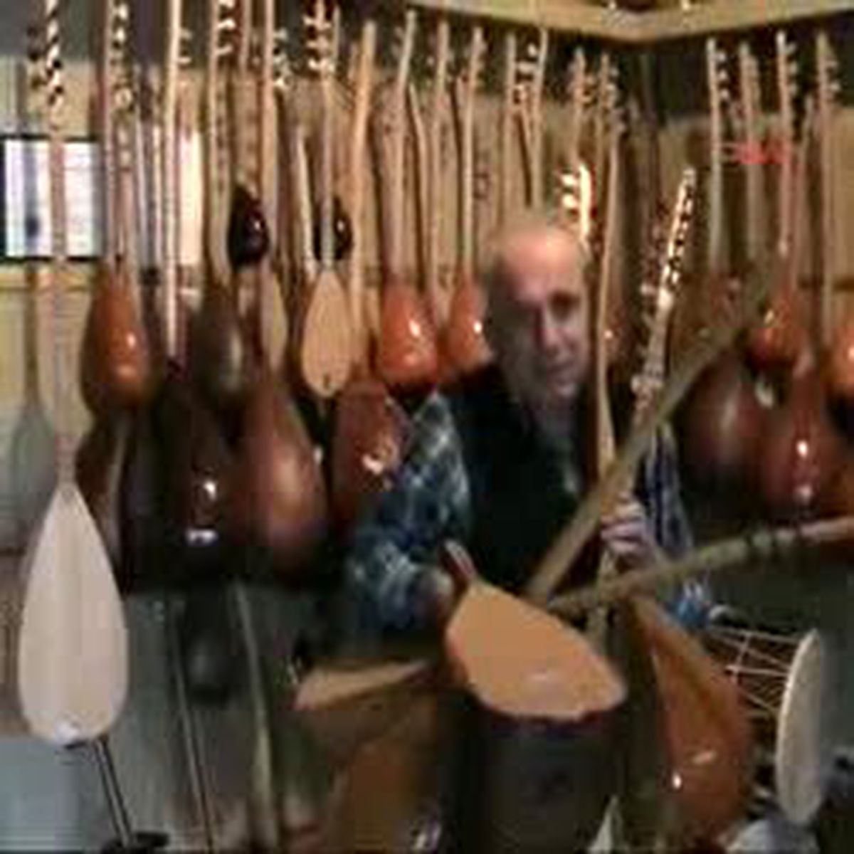 Mahkumlara Saz Hediye Edip Kurs Veriyor