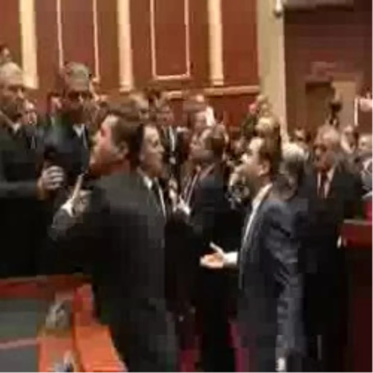 Arnavutluk Meclisi Karıştı