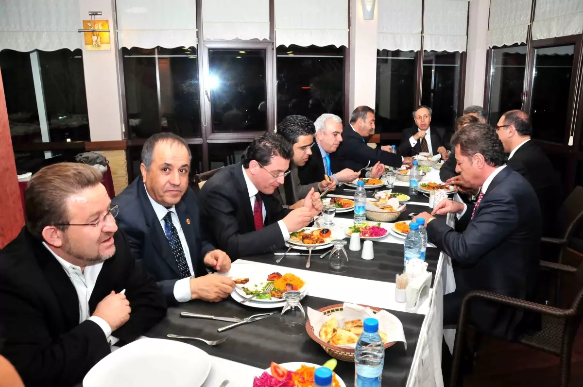 İstanbul Van Vakfı’ndan Vanlı Turizmcilere Yemek