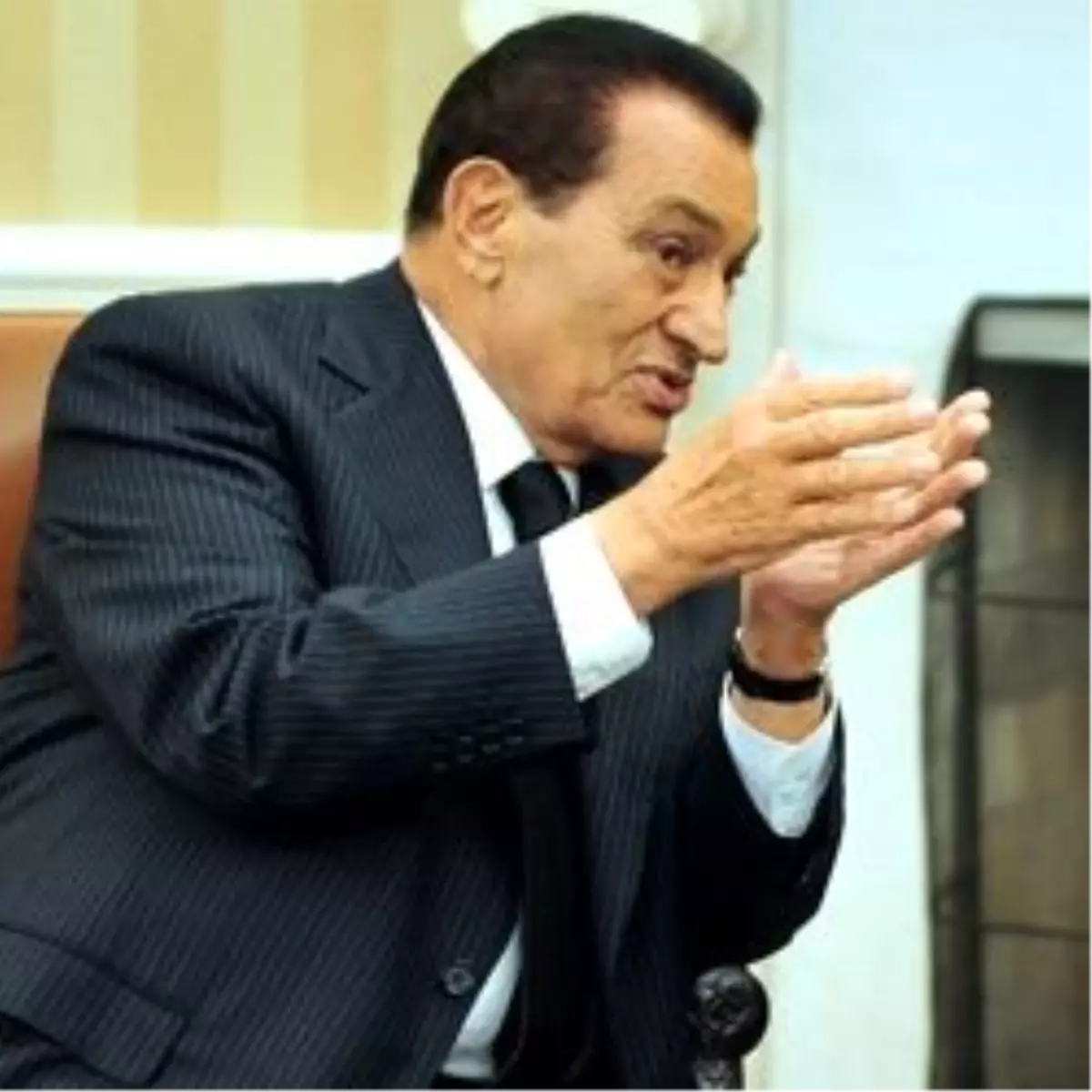 'Mübarek ve Eşi Kahire'yi Terketti'