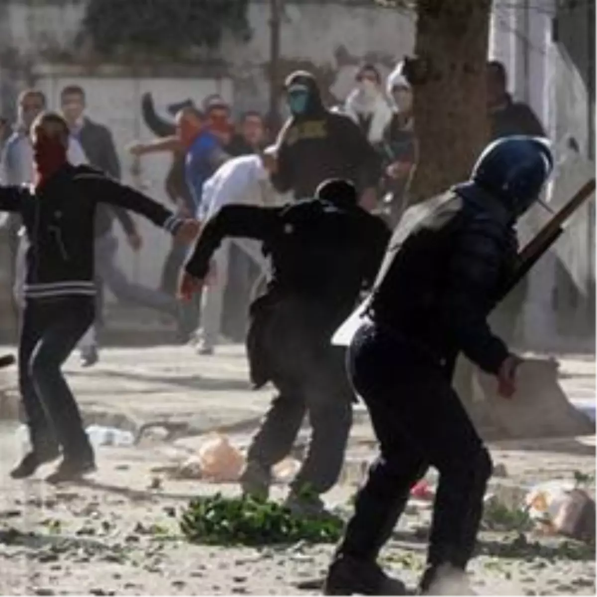 Cezayir'de de İsyan