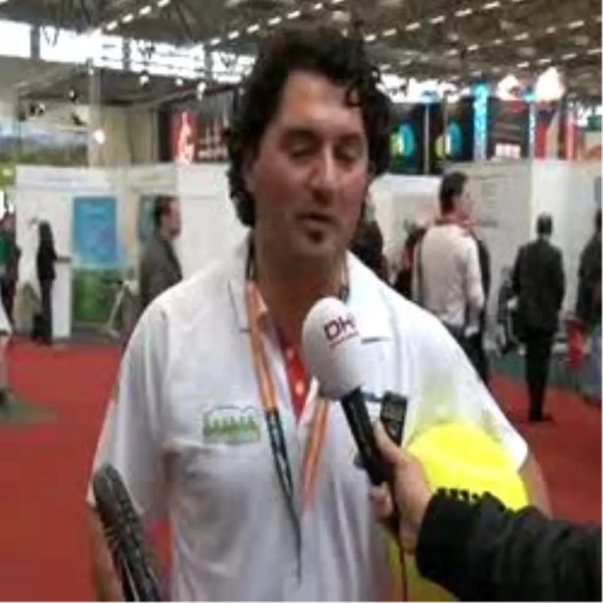 Saatte 150 Kilometre Hızla Gelen Tenis Toplarını Raketiyle Tutuyor.