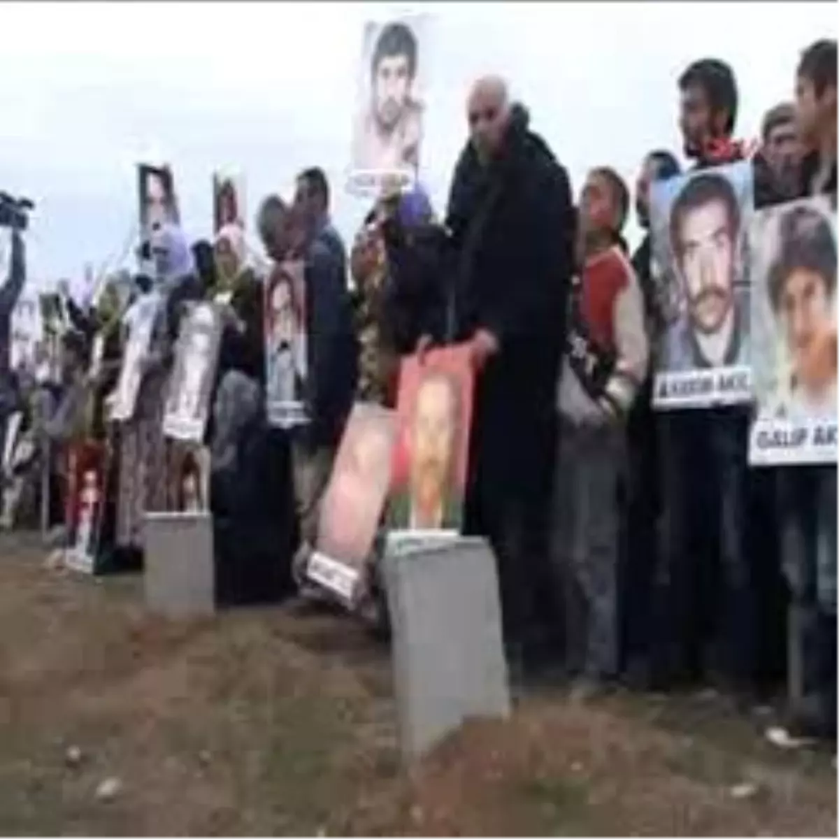 BDP\'liler, Kimsesizlerin Mezarlarını İzinsiz Açmak İstedi