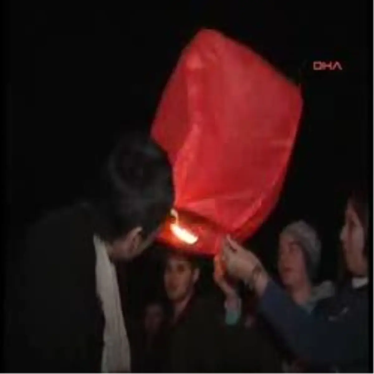 Gökyüzünü Fenerlerle Aydınlattılar