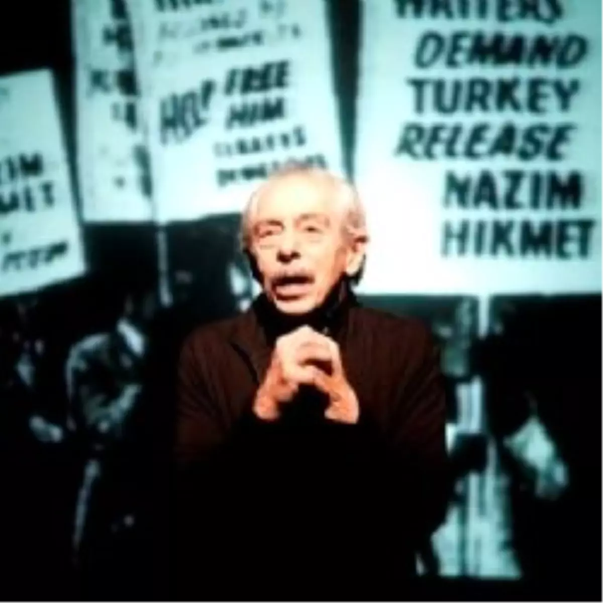 Genco Erkal Sahnede "Kerem Gibi"! 
