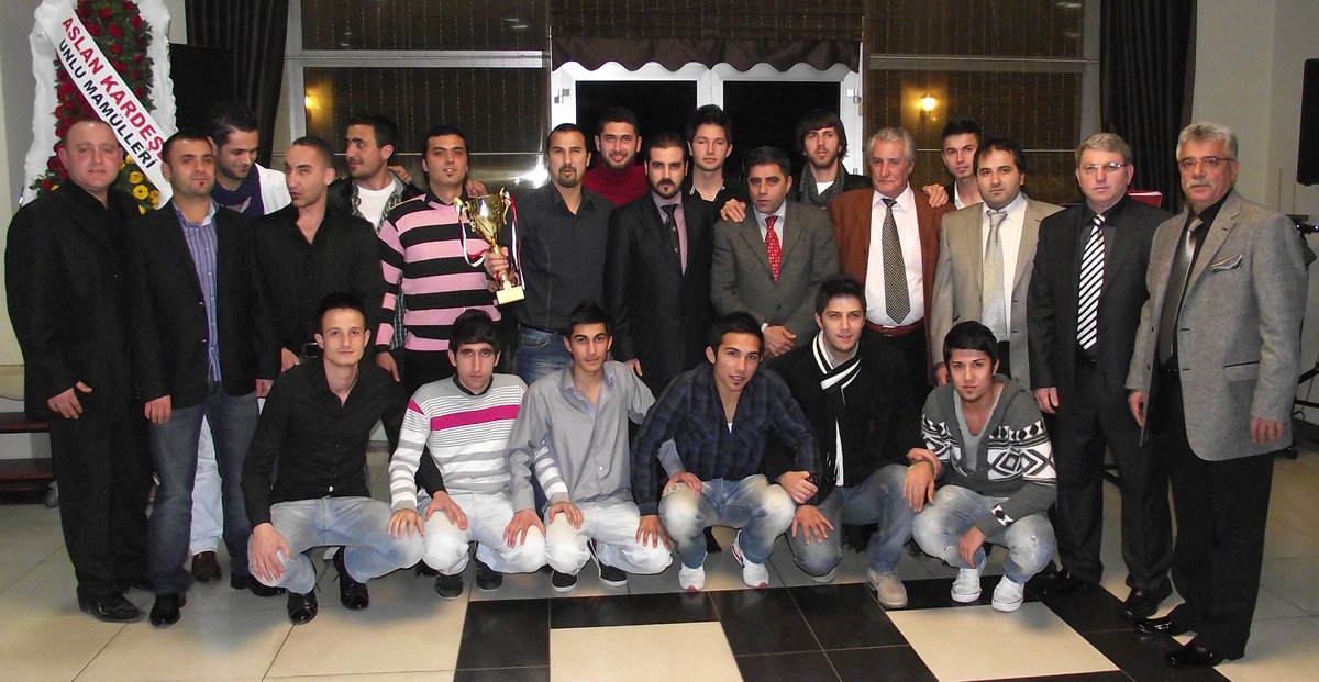 Karbağlarspor Süper Amatör Kümeye Çıkmasını Kutladı